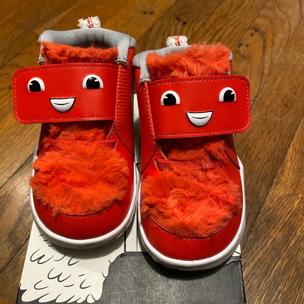 Nike team hustle D toddler US size 6 Chile Red
